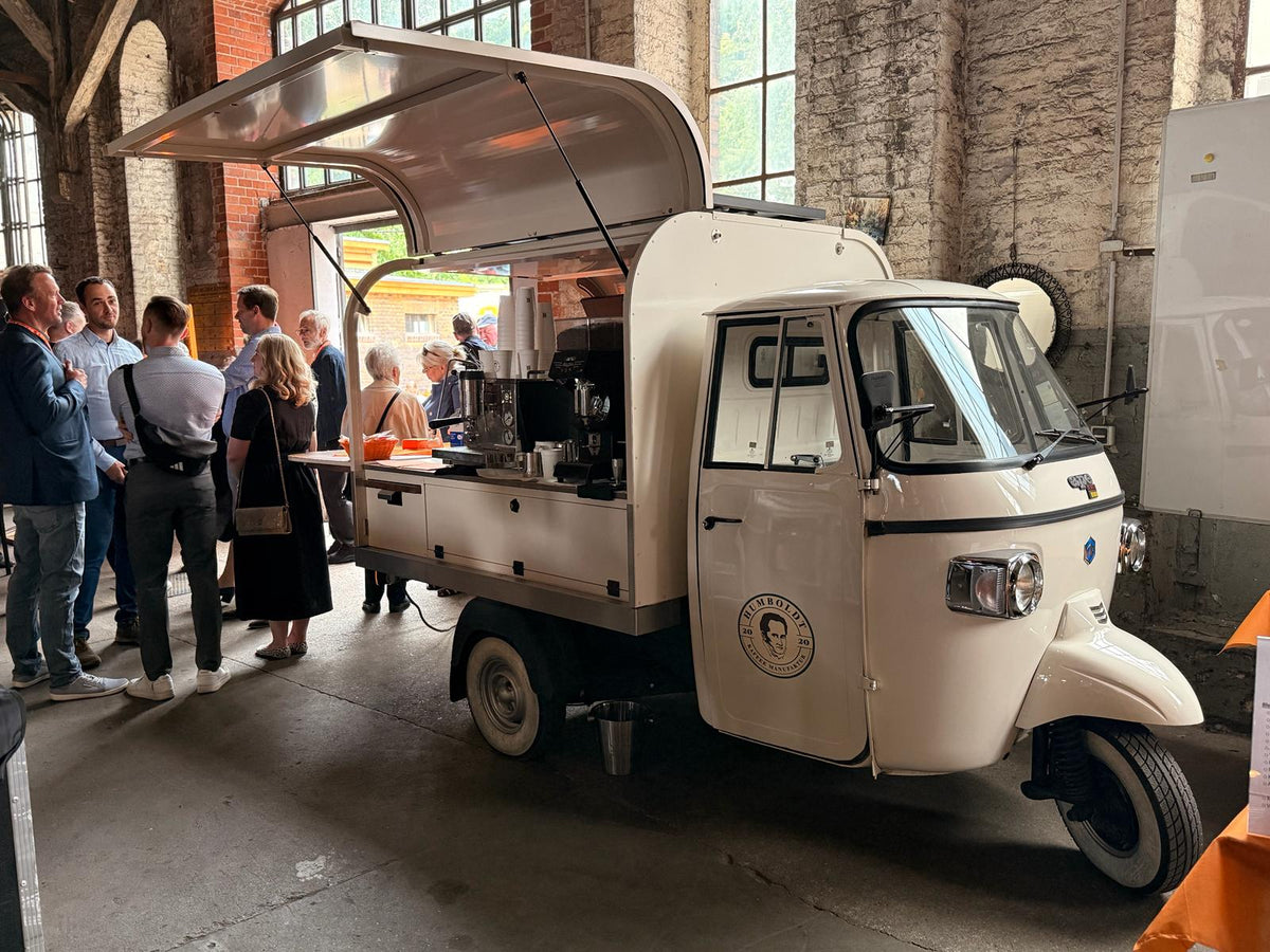 Humboldt Kaffee Ape mit Gästen bei einem Firmenevent in einer historischen Industriehalle in Berlin
